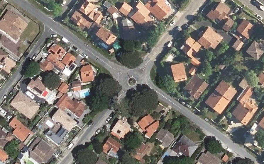Vue aérienne du Rond-point anonyme n°640538419