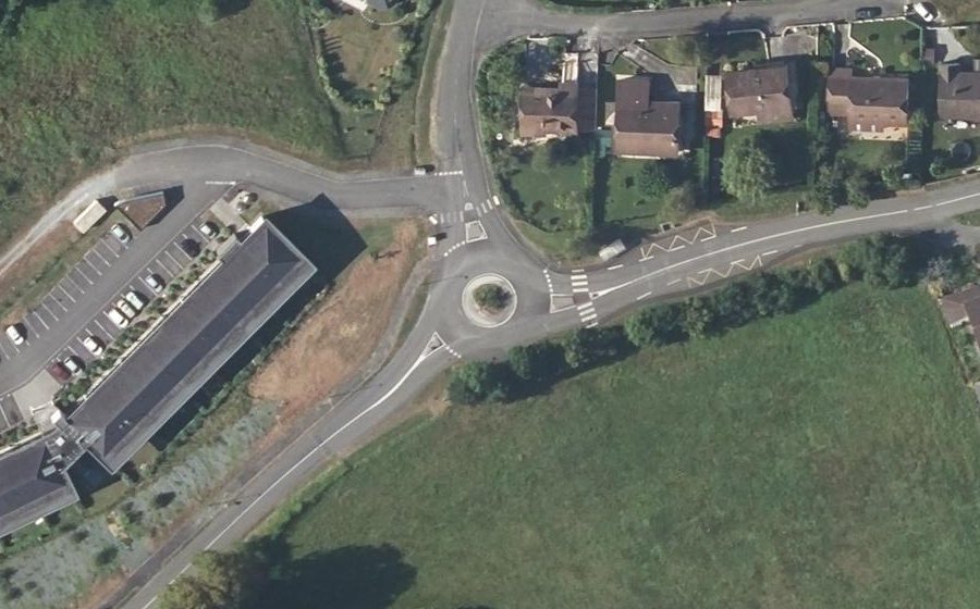 Vue aérienne du Rond-point anonyme n°640554141