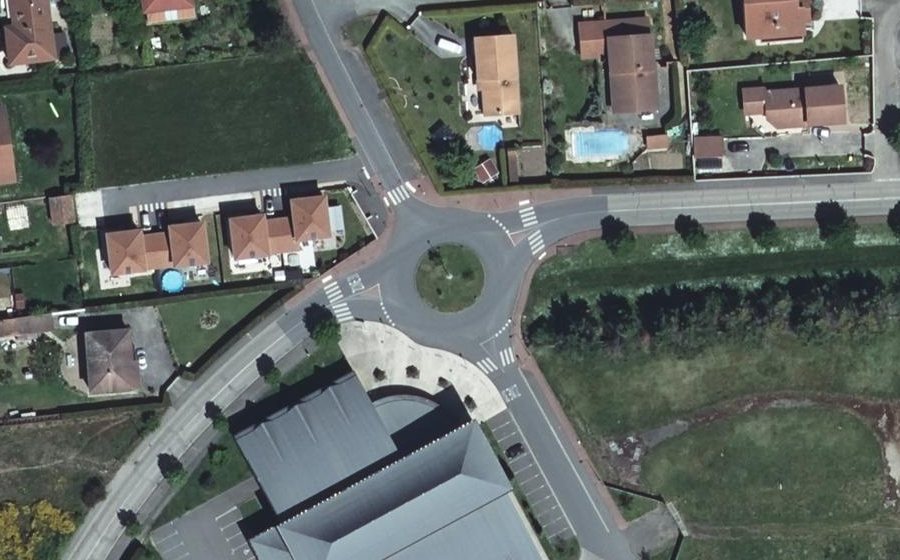 Vue aérienne du Rond-point anonyme n°640559226