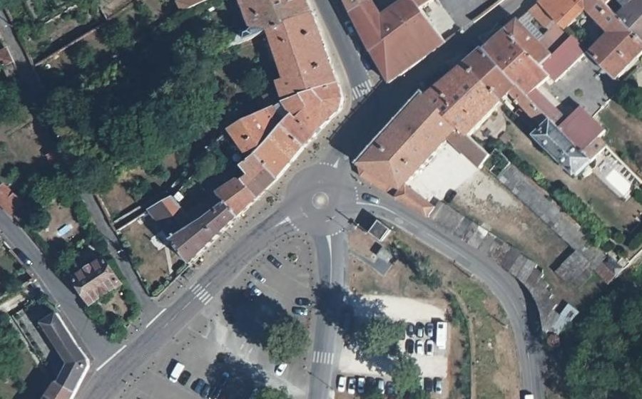 Vue aérienne du Rond-point anonyme n°640655483