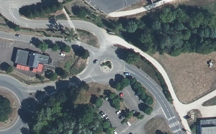 Vue aérienne du Rond-point anonyme n°640883166