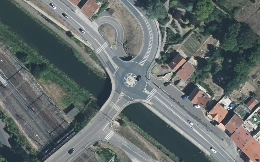 Vue aérienne du Rond-point anonyme n°640883173
