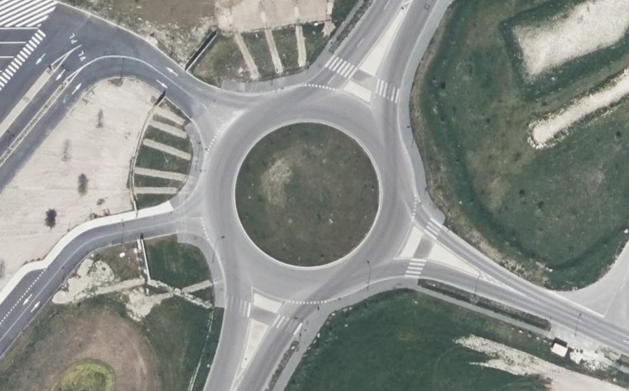 Vue aérienne du Rond-point anonyme n°640981803