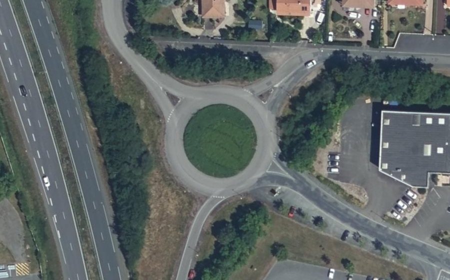 Vue aérienne du Rond-point anonyme n°64117226