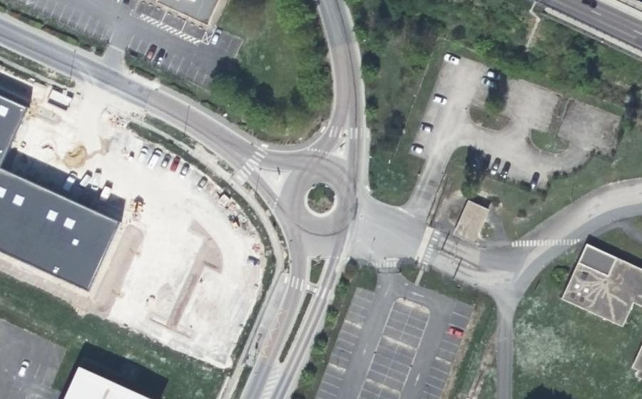 Vue aérienne du Rond-point anonyme n°641311423
