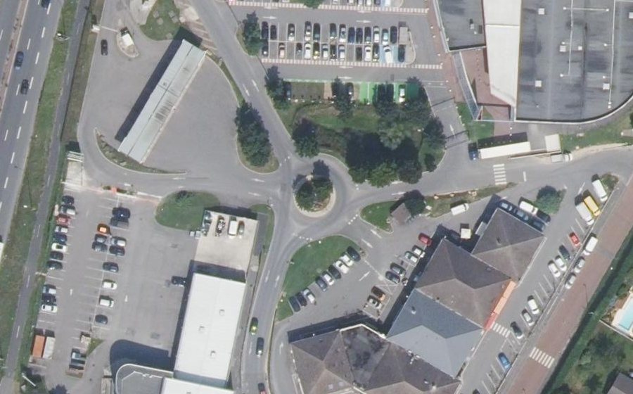 Vue aérienne du Rond-point anonyme n°641321985