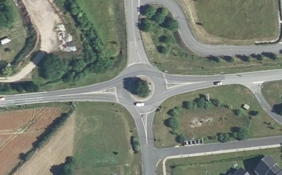 Vue aérienne du Rond-point anonyme n°641328183