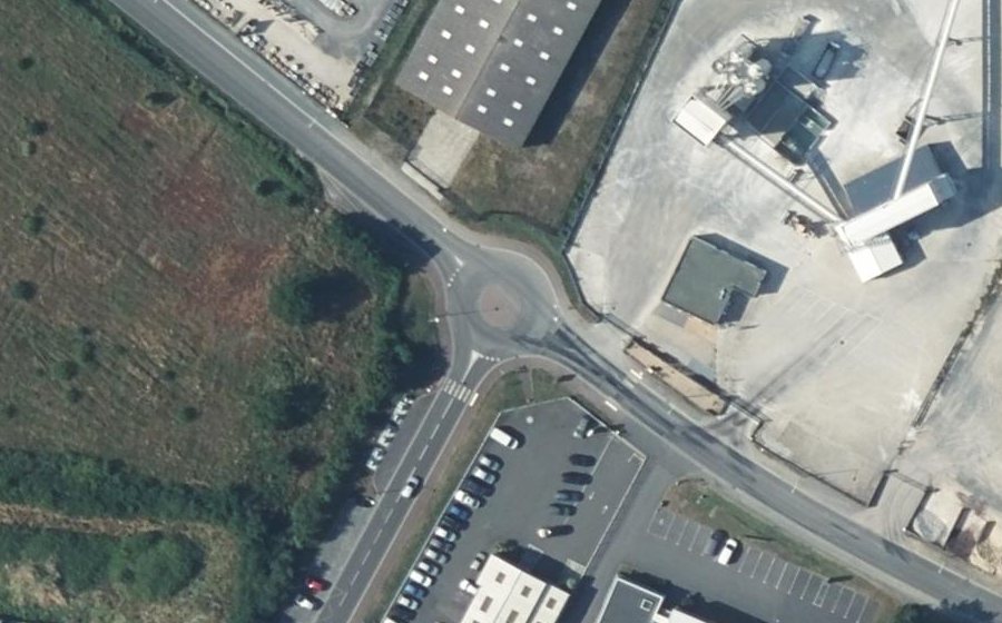 Vue aérienne du Rond-point anonyme n°641470511