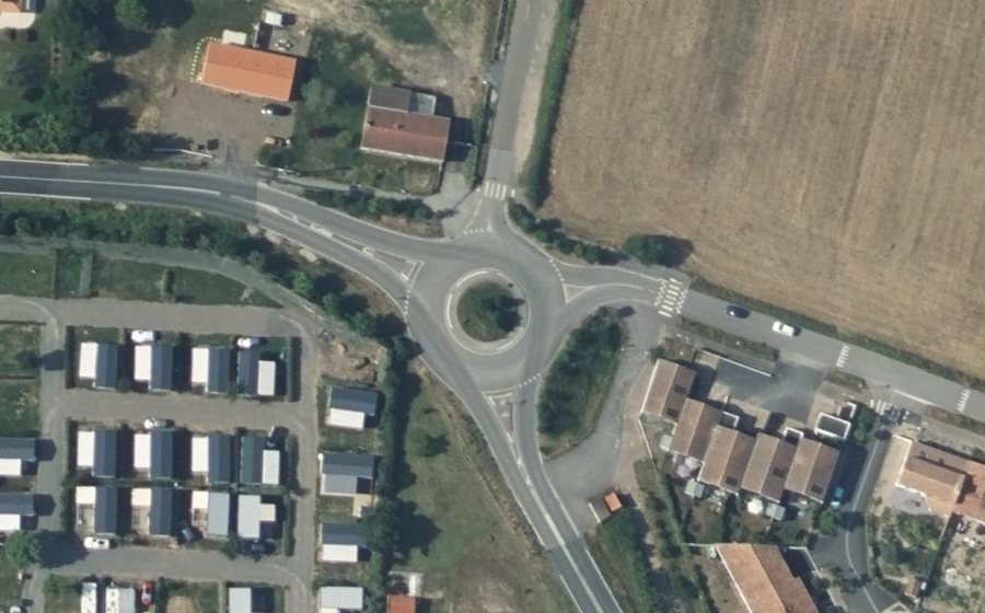 Vue aérienne du Rond-point anonyme n°641472078