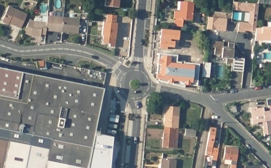 Vue aérienne du Rond-point anonyme n°641486023