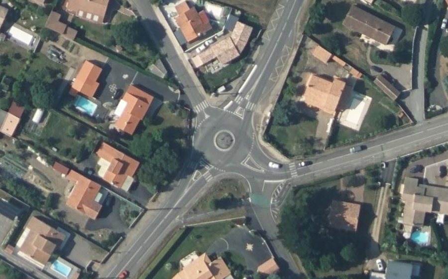 Vue aérienne du Rond-point anonyme n°641498711