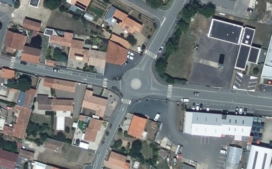 Vue aérienne du Rond-point anonyme n°641530796