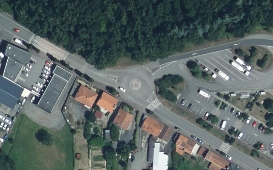 Vue aérienne du Rond-point anonyme n°641586597