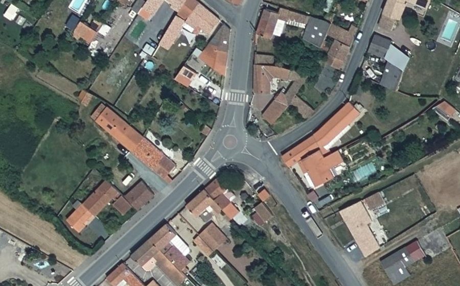 Vue aérienne du Rond-point anonyme n°641598303