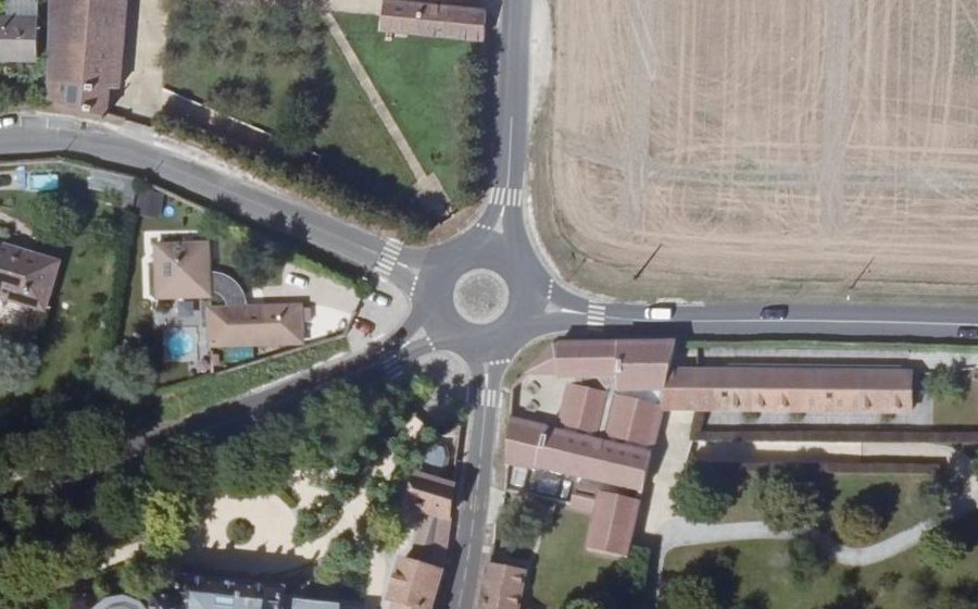 Vue aérienne du Rond-point anonyme n°641662290