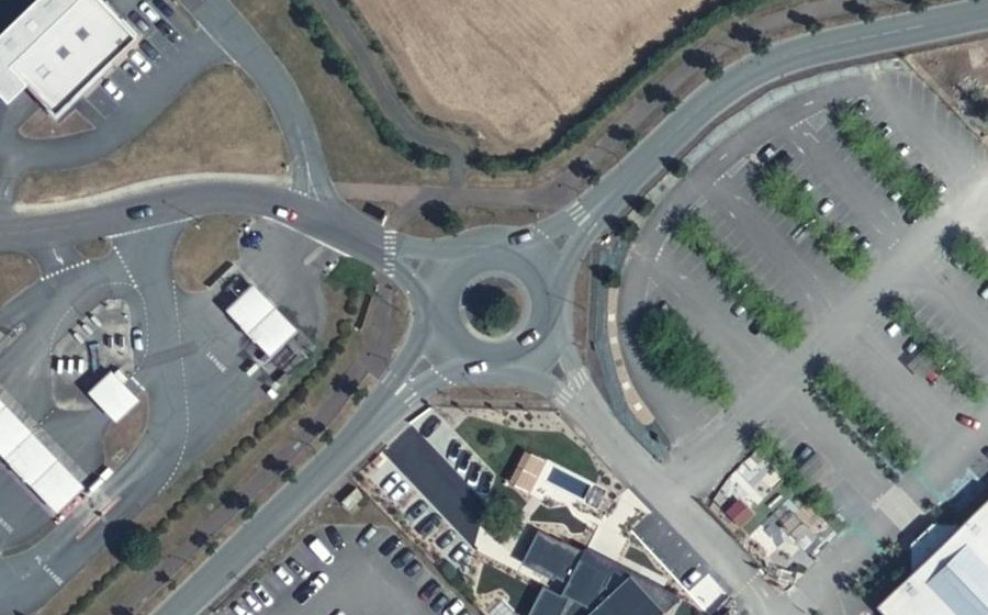Vue aérienne du Rond-point anonyme n°64174309
