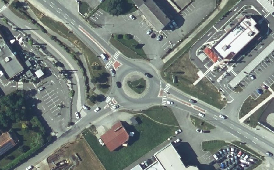 Vue aérienne du Rond-point anonyme n°641820323