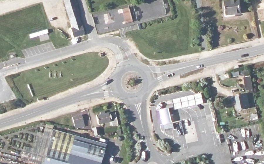 Vue aérienne du Rond-point anonyme n°64216137