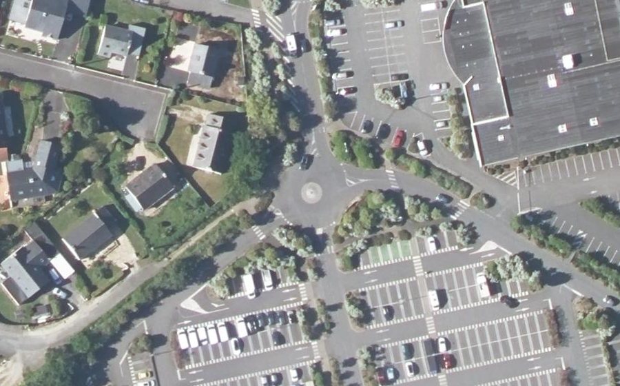 Vue aérienne du Rond-point anonyme n°64216139