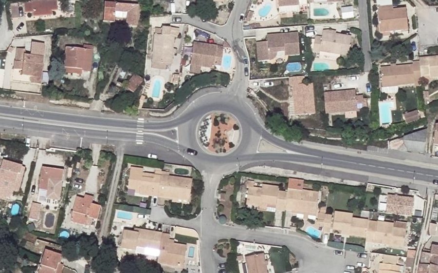 Vue aérienne du Rond-point anonyme n°642248340