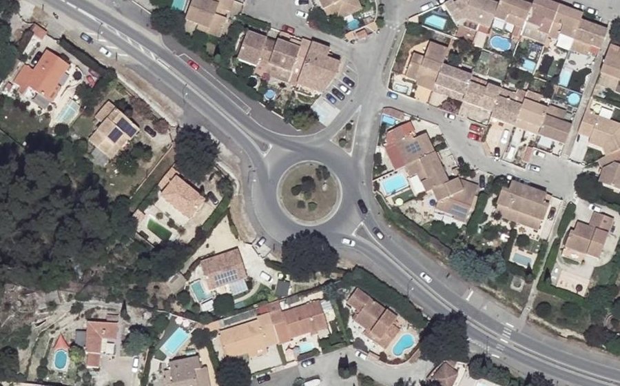 Vue aérienne du Rond-point anonyme n°642248342