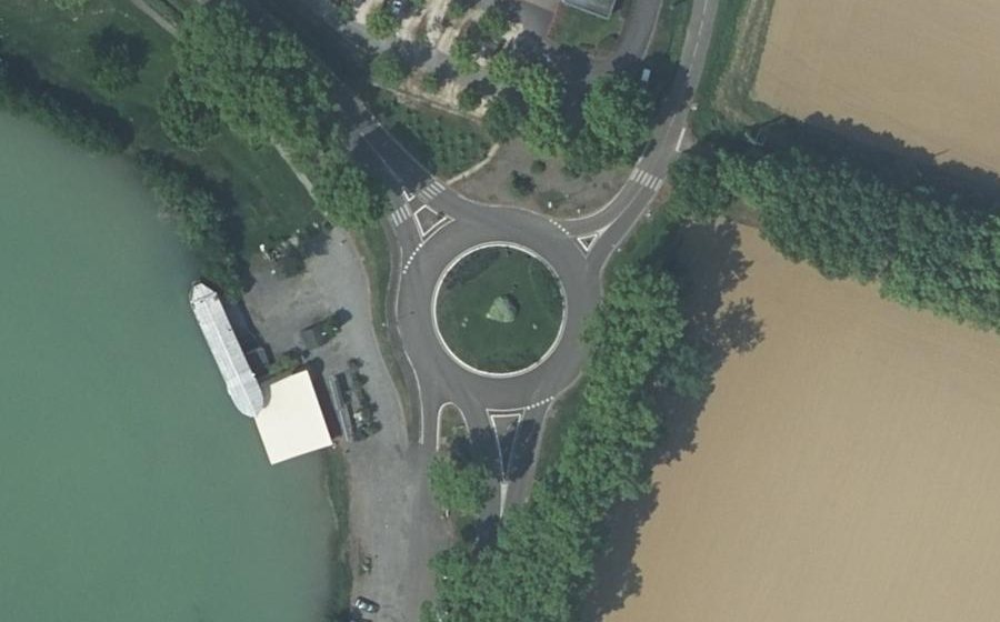 Vue aérienne du Rond-point anonyme n°642649654