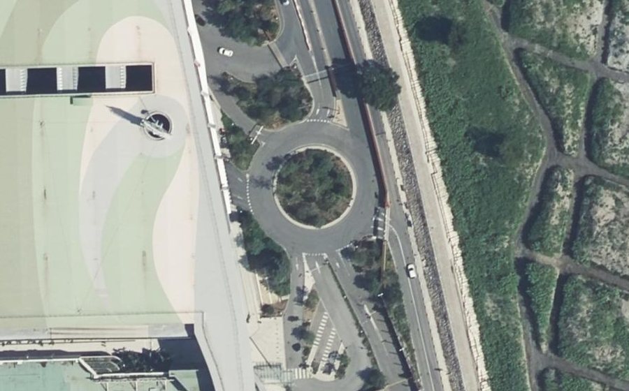 Vue aérienne du Rond-point anonyme n°642658924