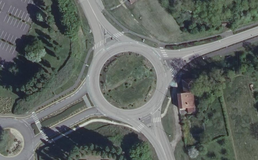 Vue aérienne du Rond-point anonyme n°64270589
