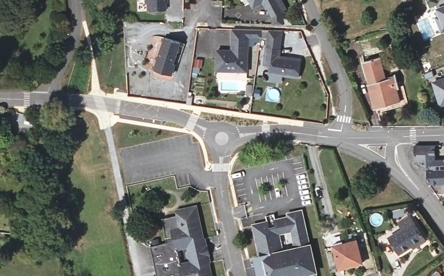 Vue aérienne du Rond-point anonyme n°642827001