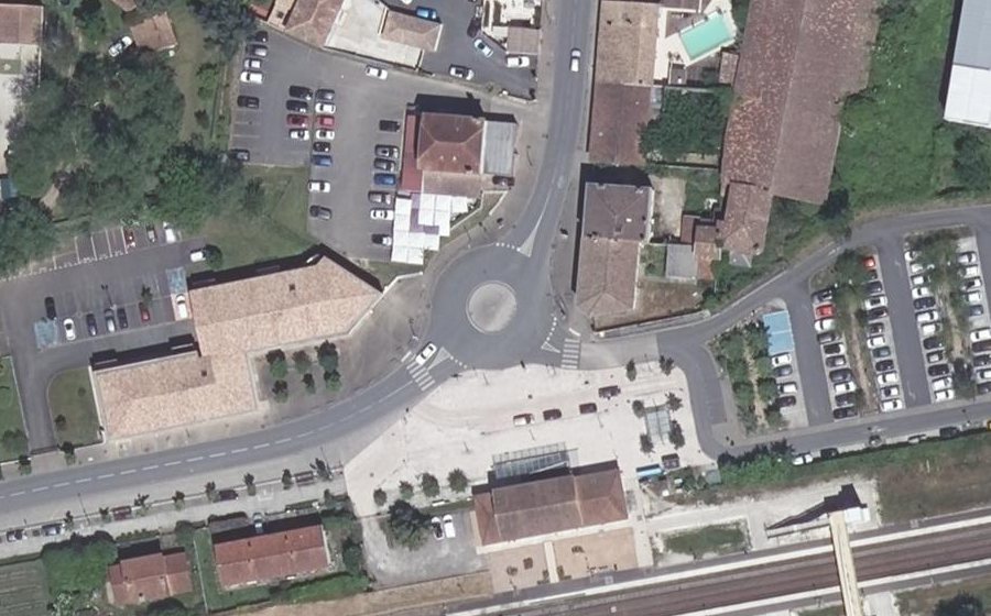 Vue aérienne du Rond-point anonyme n°642884980