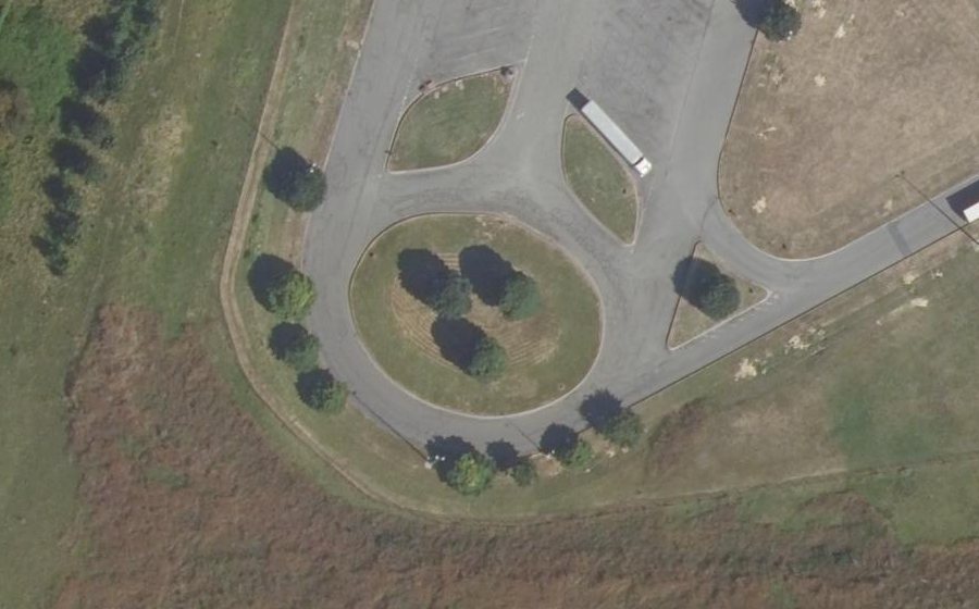 Vue aérienne du Rond-point anonyme n°642915678