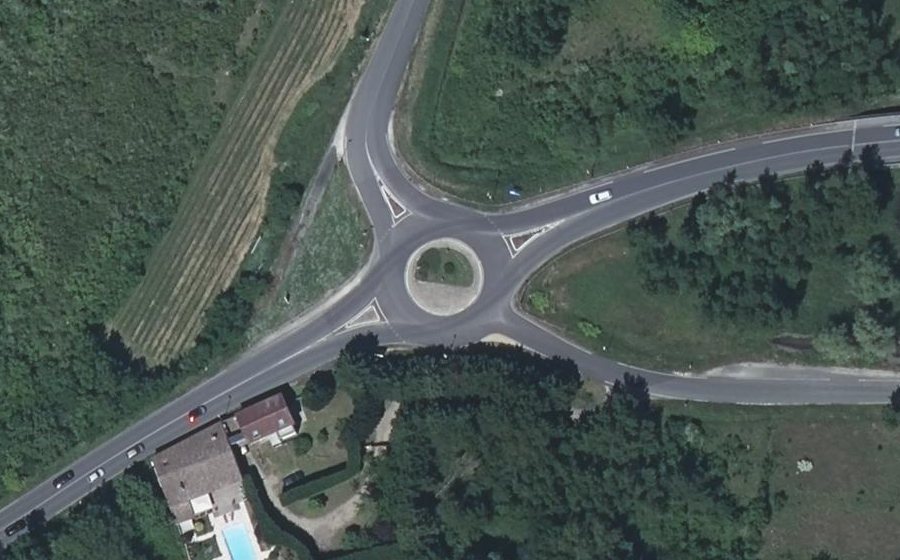 Vue aérienne du Rond-point anonyme n°642923293