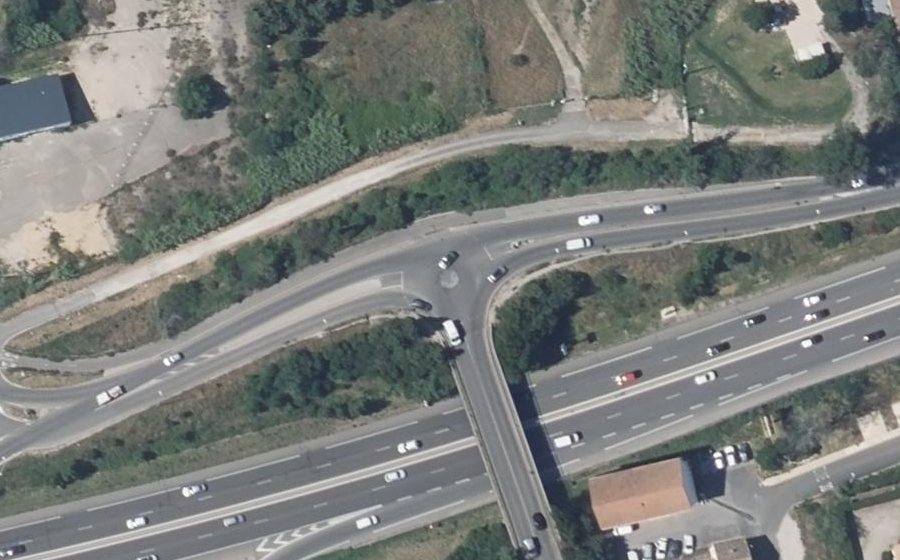 Vue aérienne du Rond-point anonyme n°643047494