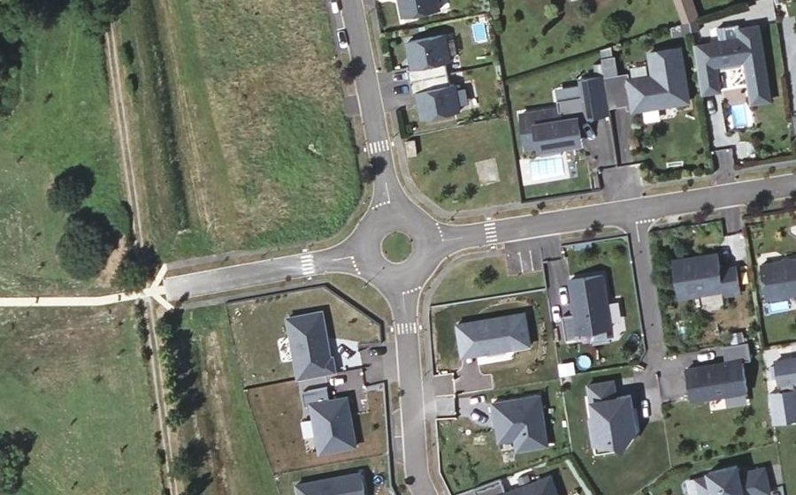 Vue aérienne du Rond-point anonyme n°643076839
