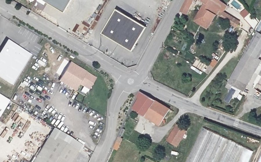 Vue aérienne du Rond-point anonyme n°643116818