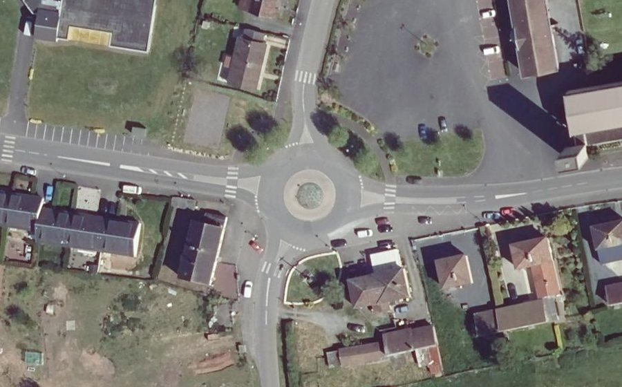 Vue aérienne du Rond-point anonyme n°64316693