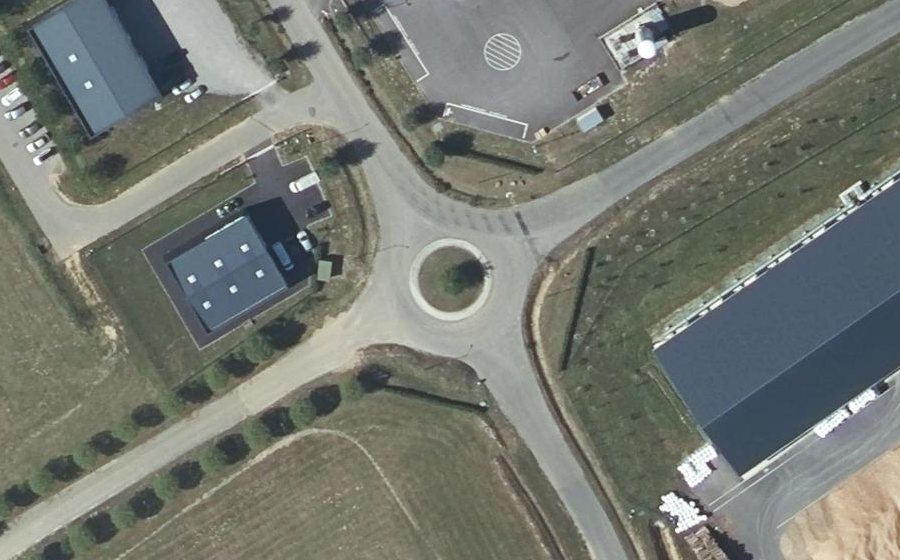Vue aérienne du Rond-point anonyme n°643471053