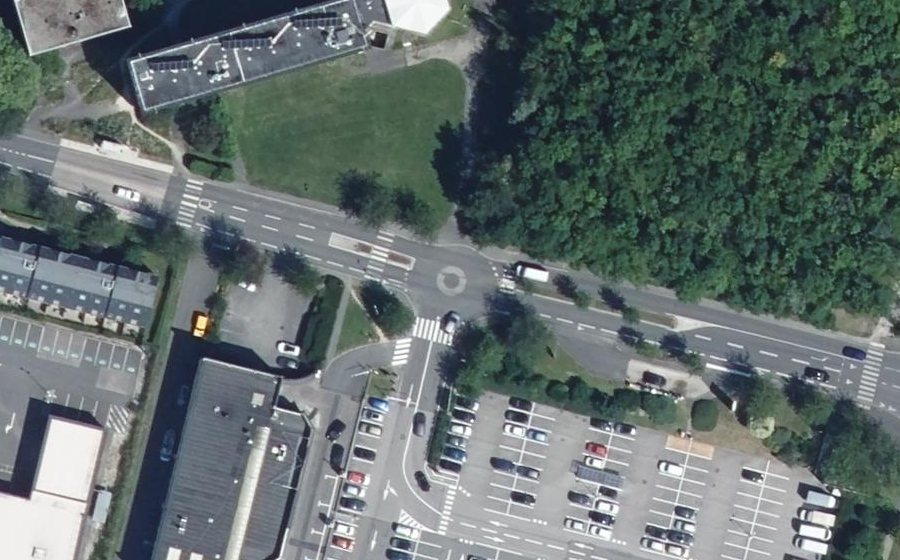 Vue aérienne du Rond-point anonyme n°64359173