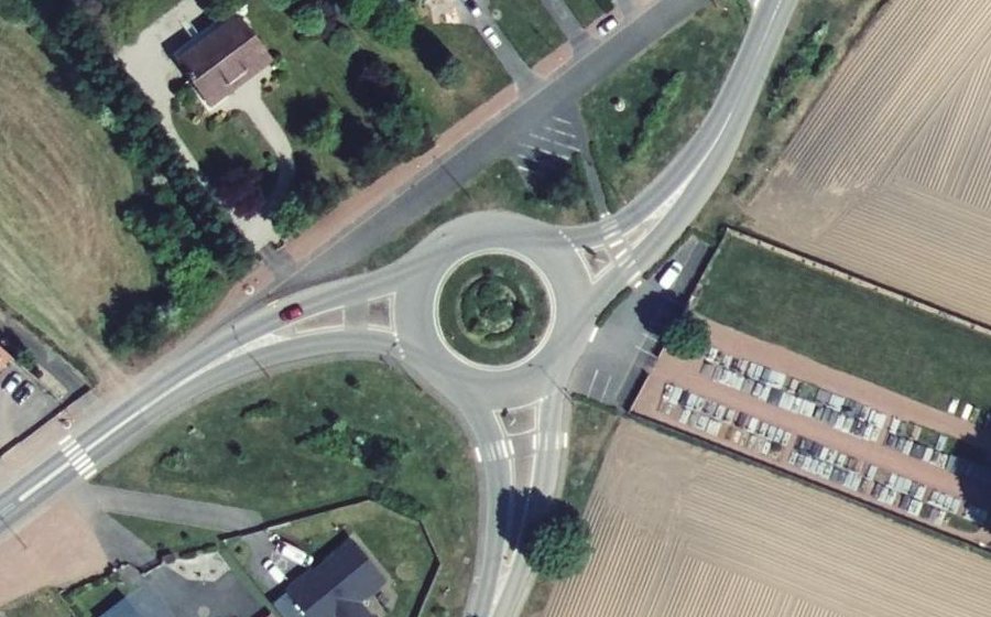 Vue aérienne du Rond-point anonyme n°64378128