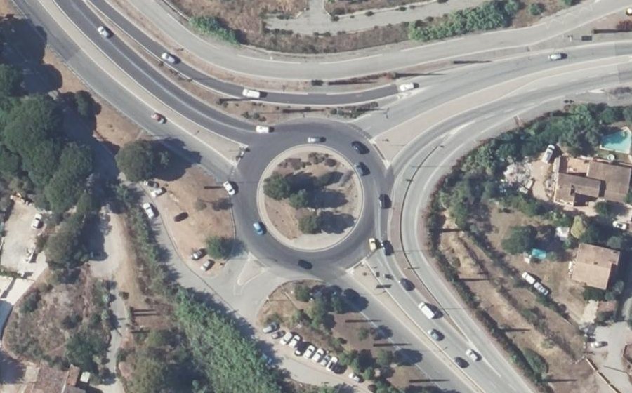 Vue aérienne du Rond-point anonyme n°643857775