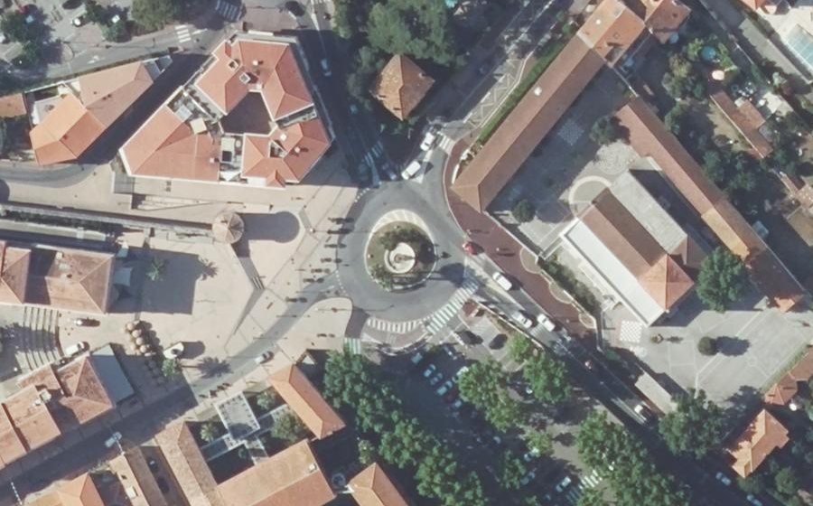 Vue aérienne du Rond-point anonyme n°643877402