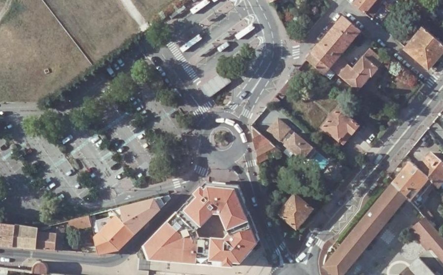 Vue aérienne du Rond-point anonyme n°643879909