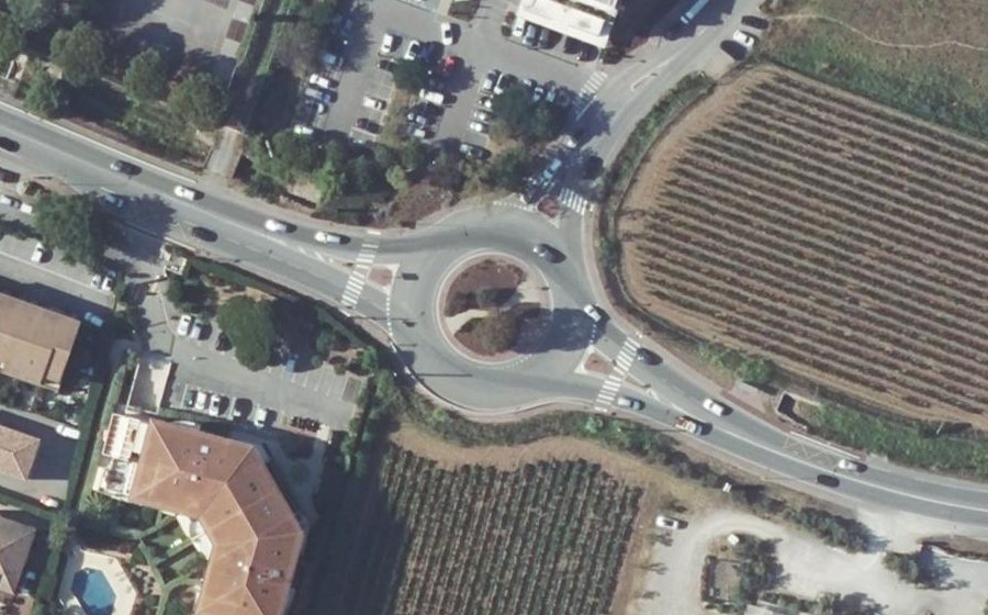 Vue aérienne du Rond-point anonyme n°643885046