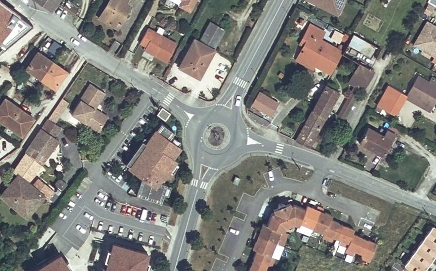 Vue aérienne du Rond-point anonyme n°64401233