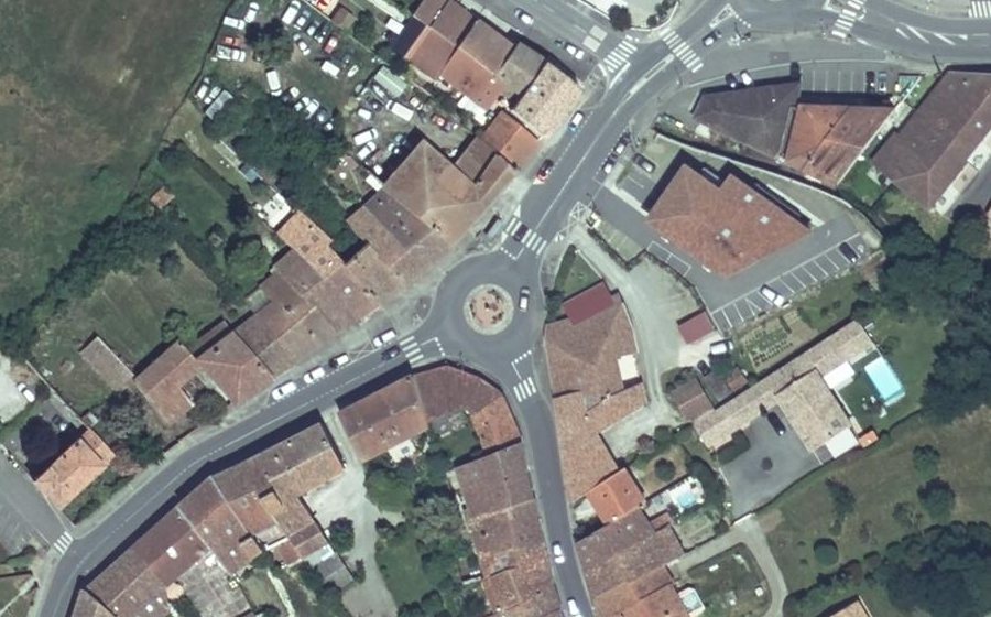 Vue aérienne du Rond-point anonyme n°64401291