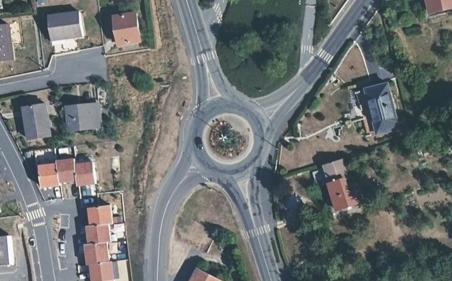 Vue aérienne du Rond-point anonyme n°64440330