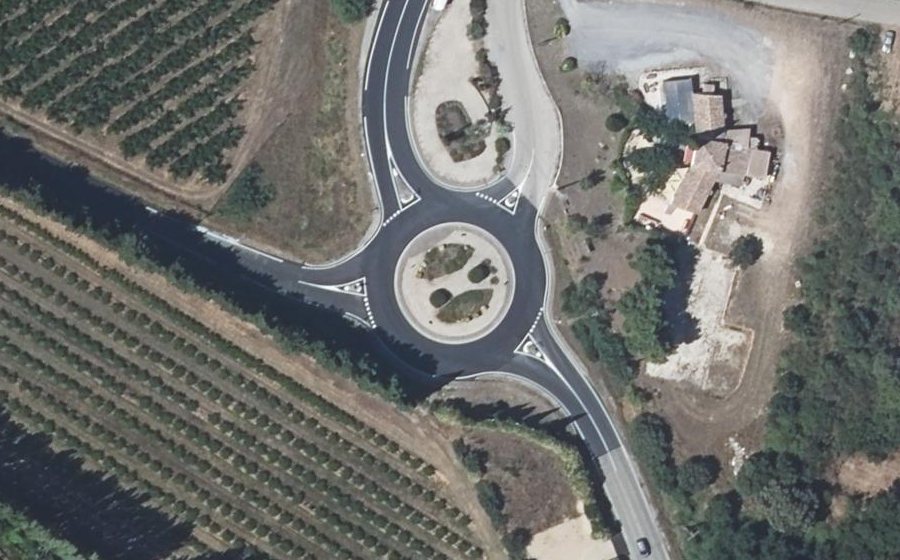 Vue aérienne du Rond-point anonyme n°64451212
