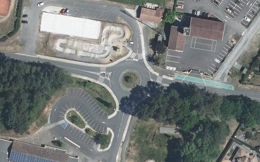 Vue aérienne du Rond-point anonyme n°644559445