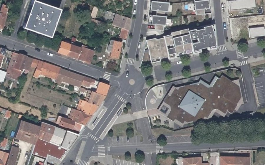 Vue aérienne du Rond-point anonyme n°644963564