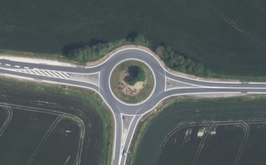 Vue aérienne du Rond-point anonyme n°64497510